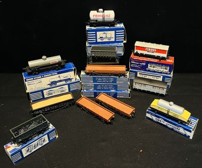 de nombreux types de wagons différents sur un fond noir