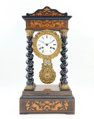 une horloge posée sur une table