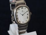 un gros plan d'une montre-bracelet posée sur un présentoir