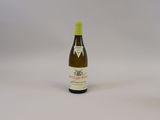 une bouteille de vin posée sur une table