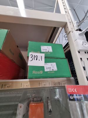 de nombreuses boîtes sur les étagères du magasin