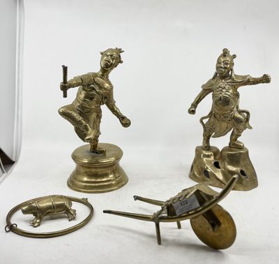 deux figurines anciennes en laiton représentant un homme et une femme sur une brouette