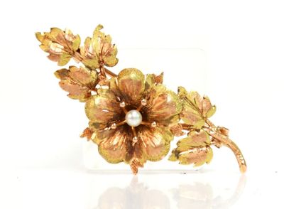 broche en forme de fleur en or et perles, avec des feuilles et des perles