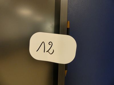 une photo d'une porte sur laquelle est accrochée une pancarte