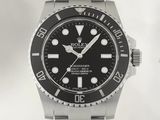une montre Rolex à cadran noir montée sur un bracelet