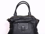 sac à main en cuir noir posé sur une surface blanche, sur fond blanc