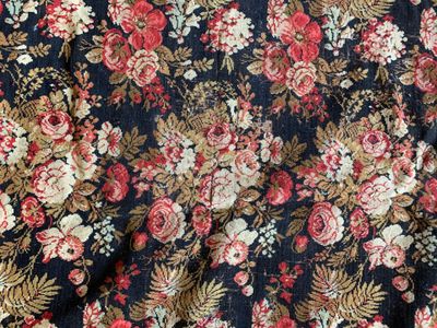 un gros plan sur un tissu à motifs floraux bleus et rouges