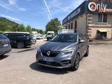 une voiture argentée garée devant un bâtiment