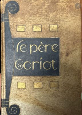 un vieux livre écrit posé sur une table