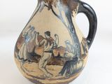 un vase avec un tableau posé sur une table