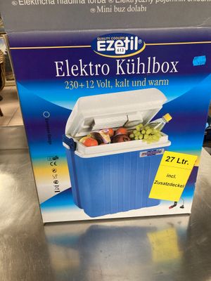 un réfrigérateur électrique est exposé à la vente dans un magasin