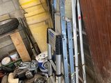 une échelle appuyée contre un mur, à côté d'un tas d'outils