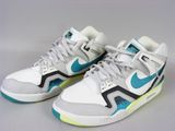 baskets blanches et bleues avec des touches de vert sur un fond blanc