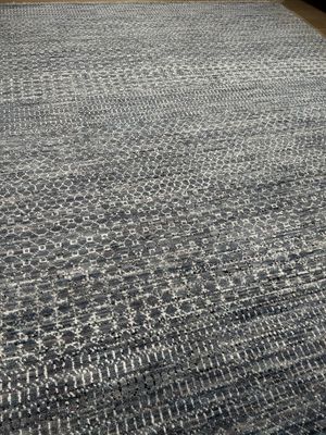 Tapis moderne noué main laine et soie couleur gris blanc 300…