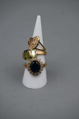 un gros plan d'une bague posée sur un cône, sur une table
