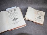 deux livres ouverts posés sur une table l'un à côté de l'autre