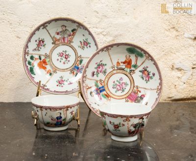 deux tasses et soucoupes posées sur une table