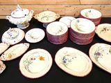beaucoup d'assiettes et de bols sur la table