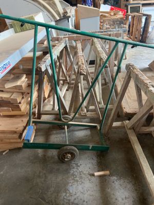 plusieurs morceaux de bois empilés les uns sur les autres dans un entrepôt