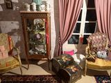 trois chaises et une table dans une pièce aux rideaux roses