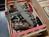 une boîte remplie de livres et un avion miniature