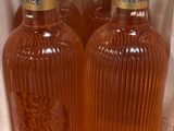 de nombreuses bouteilles d'alcool posées sur un comptoir