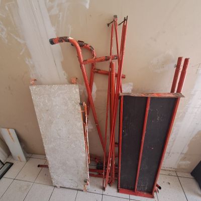 un tas de matériaux de construction posé par terre dans une pièce