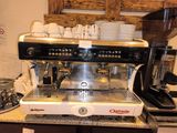 une machine à café posée sur un comptoir