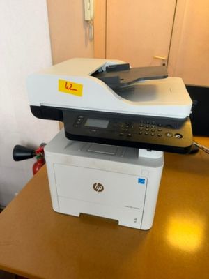 une imprimante posée sur un bureau à côté d'une imprimante