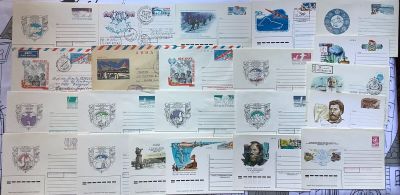 beaucoup de cartes postales accrochées au mur d'une pièce