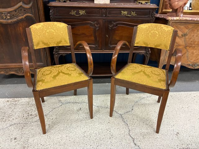 Paire de fauteuils bridges garnis de tissu doré 