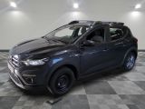 la voiture grise est garée dans le garage sur le sol en damier