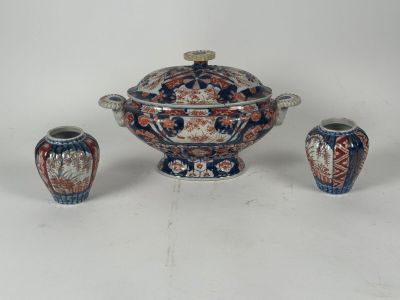 trois vases posés l'un à côté de l'autre sur une table