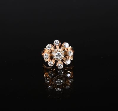 une paire de boucles d'oreilles en diamant sur un fond noir