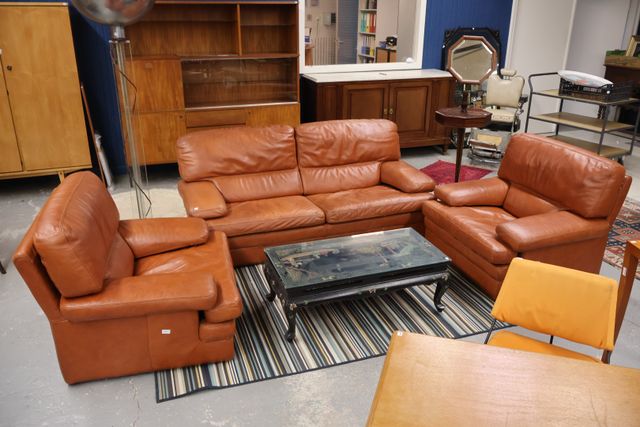 Mobilier de salon en cuir marron clair vers 1980 comprenant un ca...