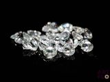 de très jolis diamants blancs sur un fond noir