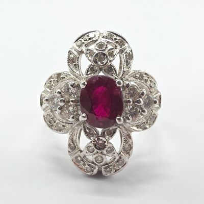 un gros plan d'une bague sertie d'un rubis