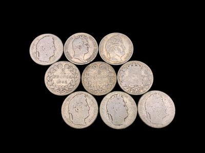 six types différents de pièces d'argent sur fond noir