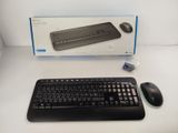 un clavier d'ordinateur et une souris posés sur une table