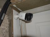une photo d'une caméra fixée sur le côté d'une porte