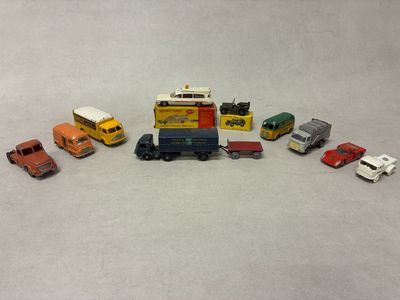 un grand nombre de voitures et de camions jouets posés sur une table