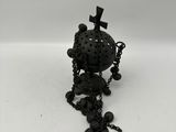 photographie en noir et blanc d'un collier orné d'une croix et d'un poignard