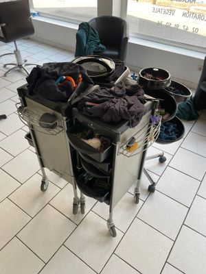 un chariot rempli de vêtements et d'autres objets dans une pièce