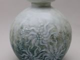 un vase blanc et bleu posé sur une table