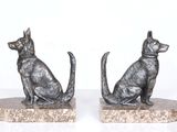 deux statues de chats assis l'un sur l'autre