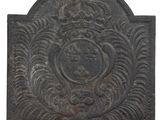 une vieille plaque en fonte surmontée d'une couronne