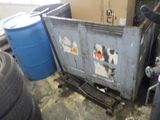 une photo d'une benne à ordures dans un garage, remplie de bric-à-brac
