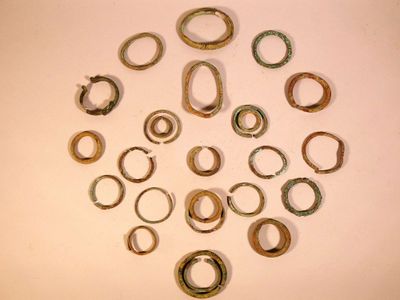 Fort lot de vingt-cinq bracelets de fouilles avec forte oxyd…