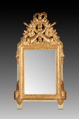 un miroir richement sculpté, orné d'un motif représentant un oiseau et des fleurs