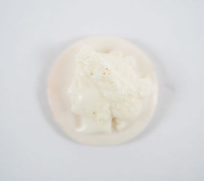 une assiette blanche sur laquelle est déposée une boule de glace